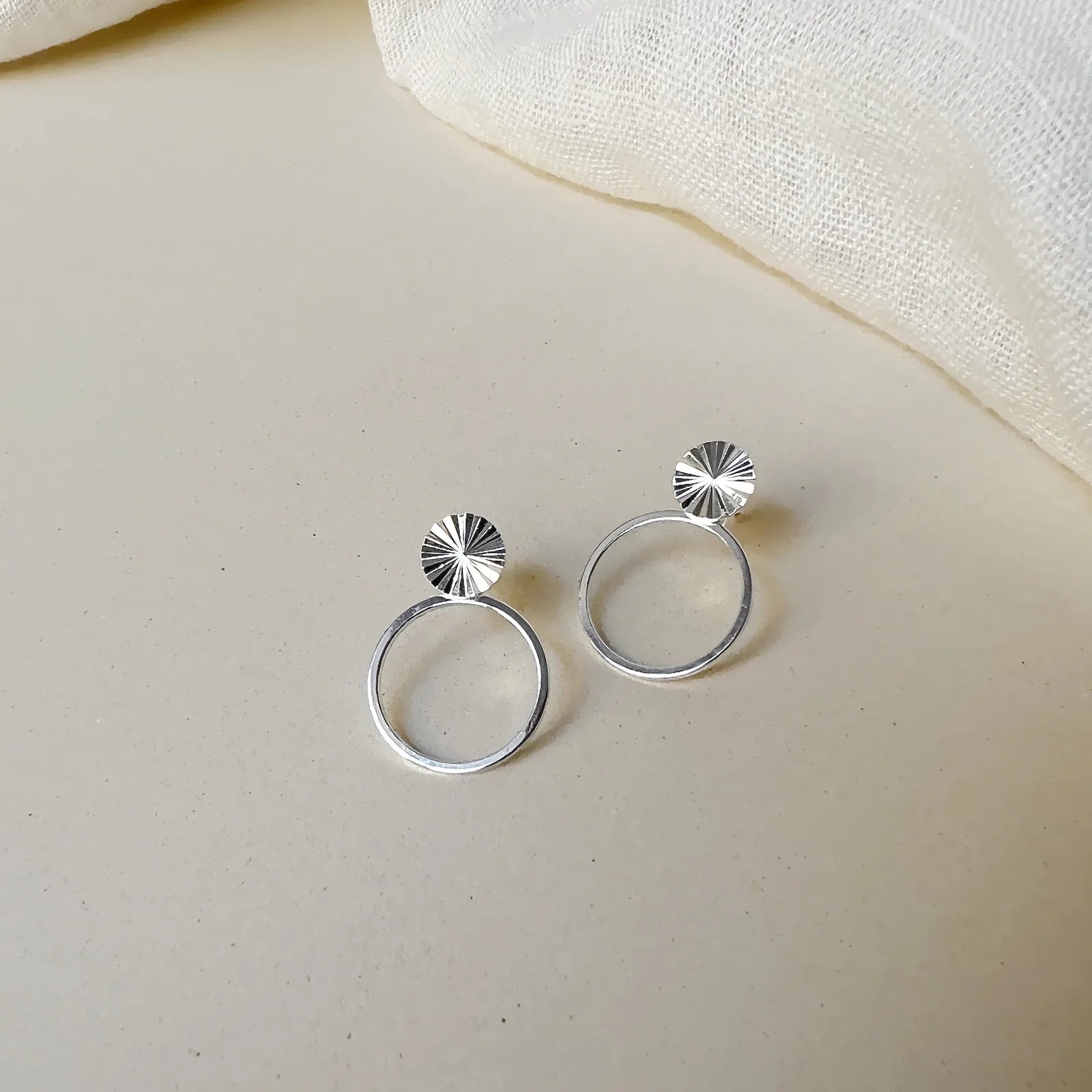 Scarlett eyrnalokkar - silfurhúðaðir