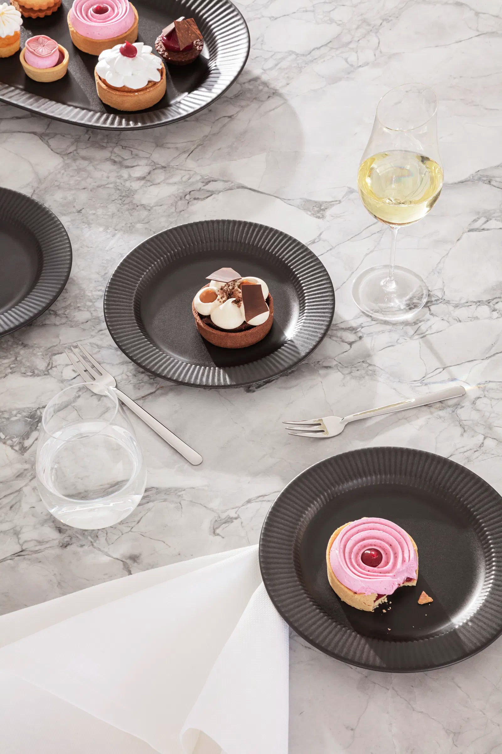 Legio Nova svart fat 37x25 cm