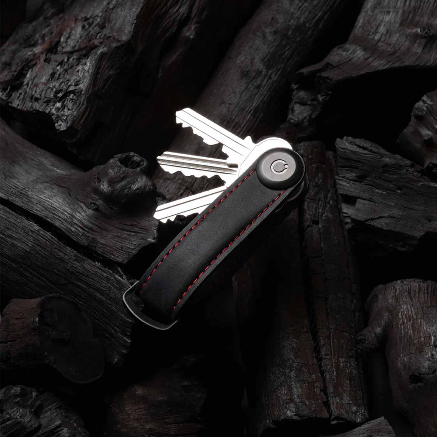 Lyklakippa svört með rauðum saumi