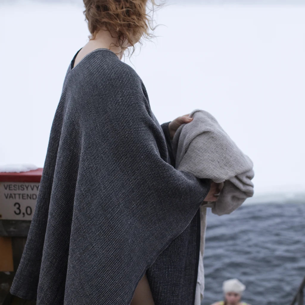 TERVA poncho - svart/drappað