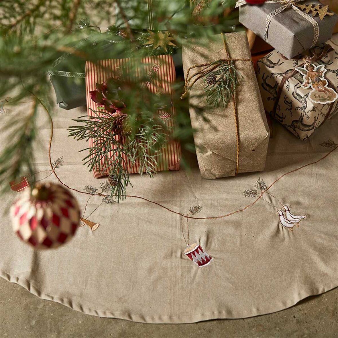 Jólatrésdúkur útsaumaður