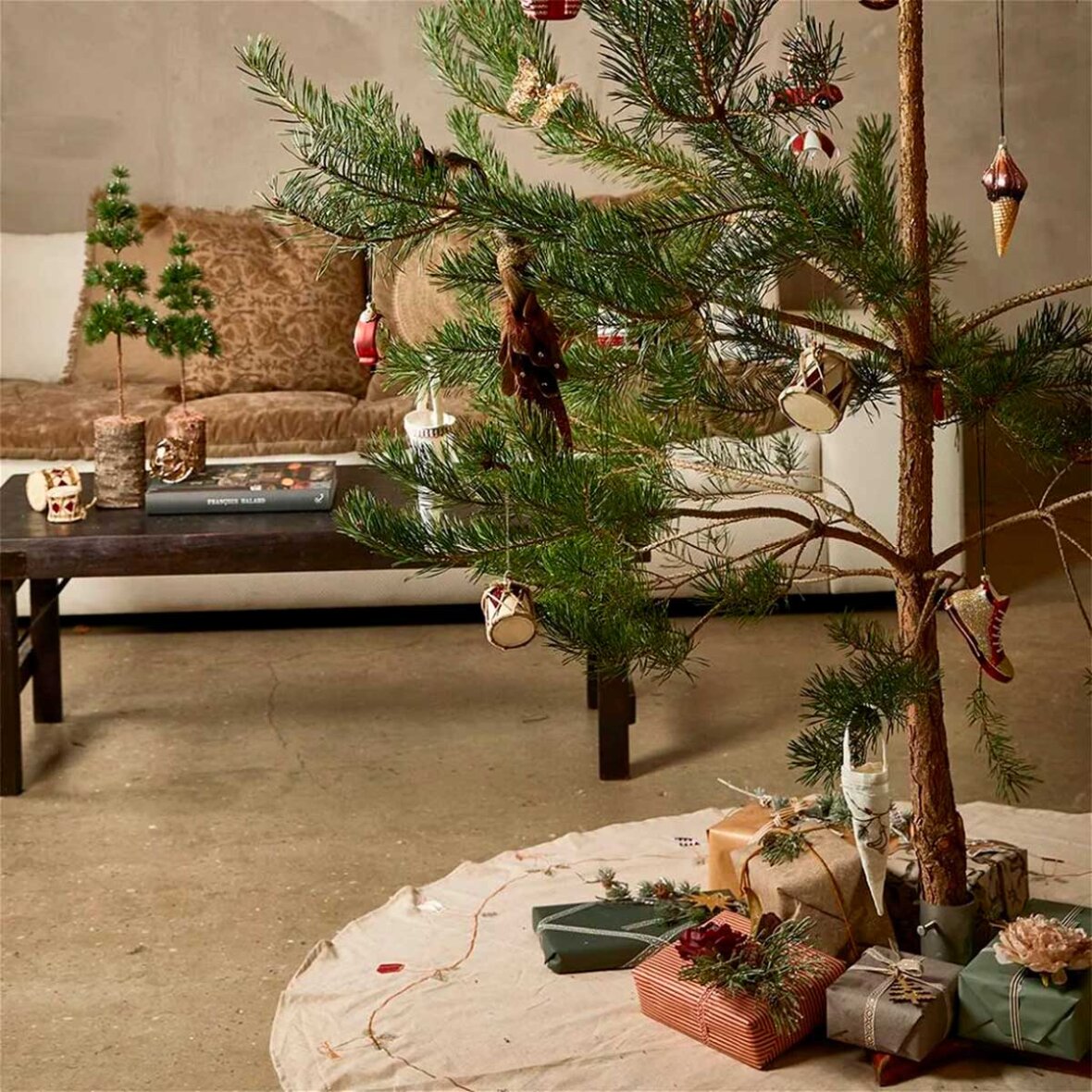 Jólatrésdúkur útsaumaður